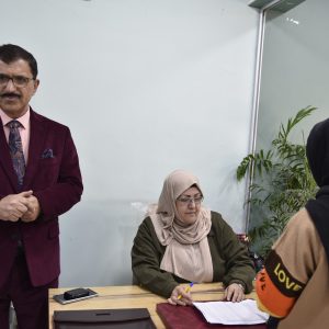 عميد الكلية يشرف على توزيع منحه الطلبة